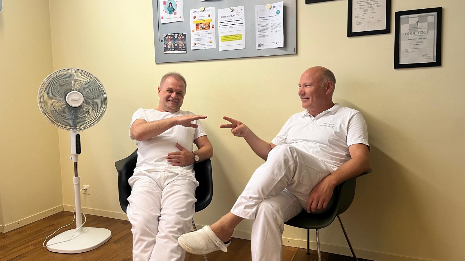 Dr. med. Tobias Schütz und Dr. med. Gabriel Uichita im Gespräch in der Praxis